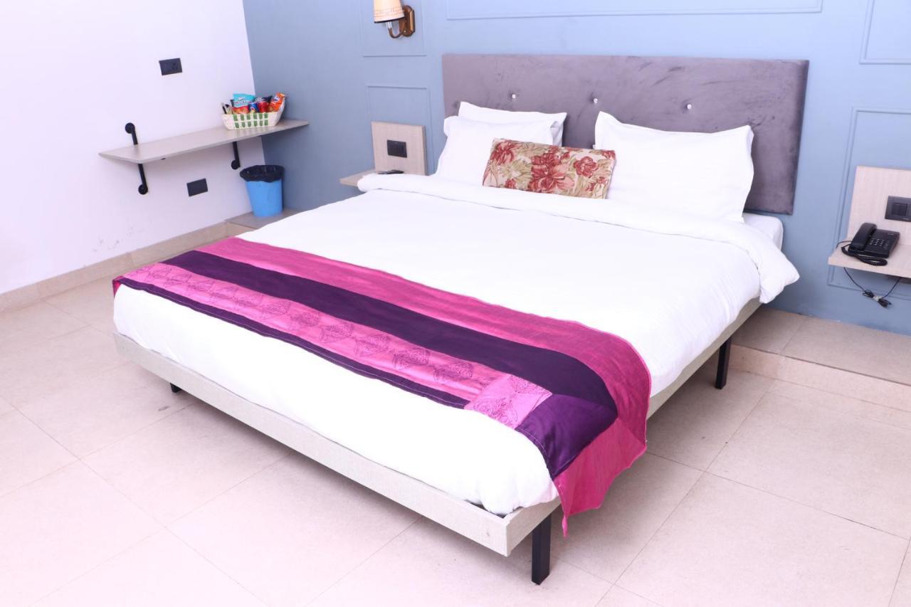 غازي أباد Virohaa Garden Hotel المظهر الخارجي الصورة